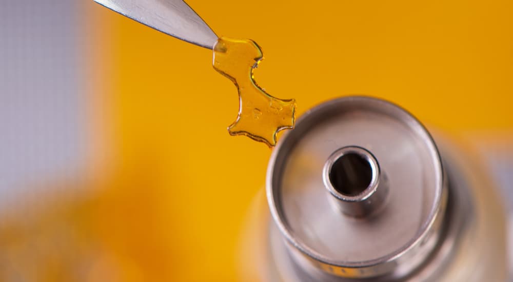 A dab of BHO is being held to a rig.